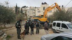 الاحتلال يهدم مبنى من طابقين بمخيم شعفاط في القدس