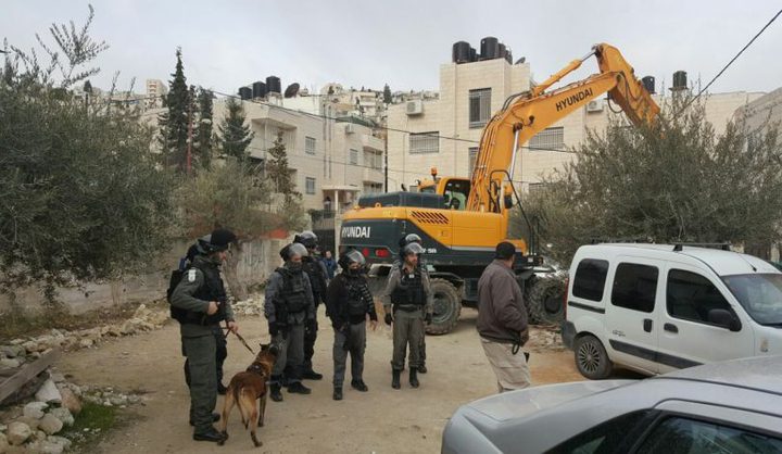 الاحتلال يهدم مبنى من طابقين بمخيم شعفاط في القدس