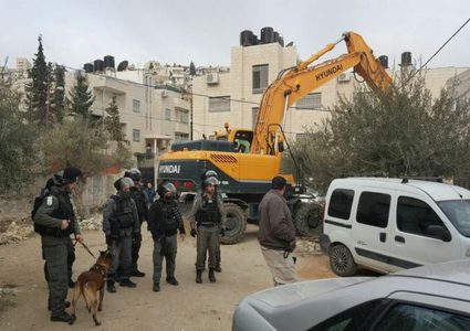الاحتلال يهدم مبنى من طابقين بمخيم شعفاط في القدس