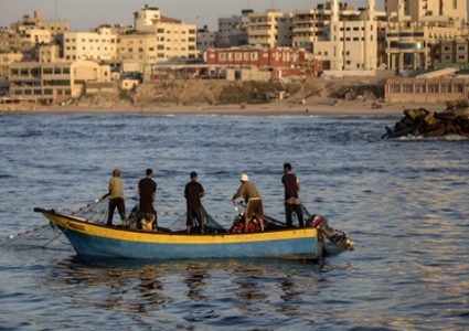 الغزيون بين متهكم وبين منتظر لخيرات البحر
