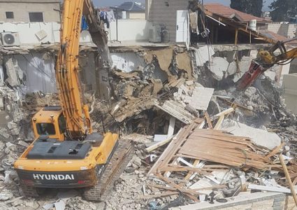 بلدية الاحتلال تلزم صاحب مبنى سكني هدمته بدفع فاتورة الهدم