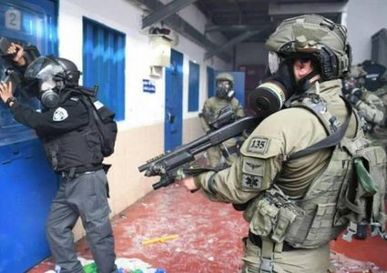 وحدات القمع تقتحم قسم (5) في سجن النقب وتجري تفتيشات قمعية