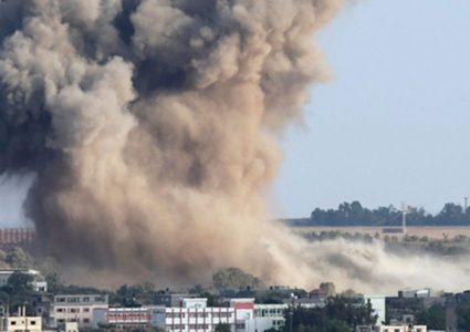 طائرات الاحتلال تستهدف مجموعة من المواطنين شرق مدينة غزة