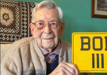 أكبر معمر في بريطانيا يكشف سر طول عمره!