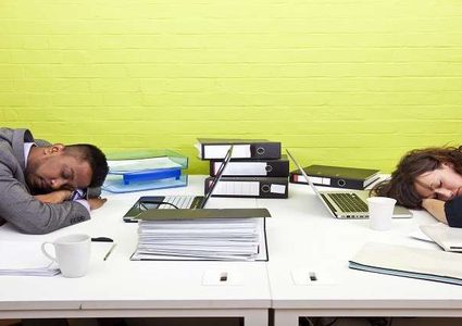 لماذا يجب على رؤساء العمل السماح للموظفين بأخذ قيلولة في الربيع