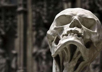 هيكل عظمي نادر لامرأة "أنجبت طفلا" في قبرها!