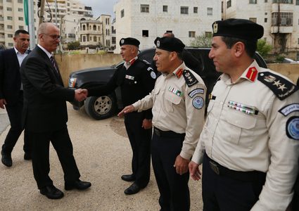 الحمد الله يزور الضابطة الجمركية والدفاع المدني ويشيد بهما