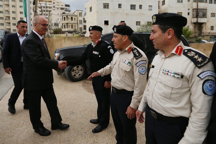 الحمد الله يزور الضابطة الجمركية والدفاع المدني ويشيد بهما