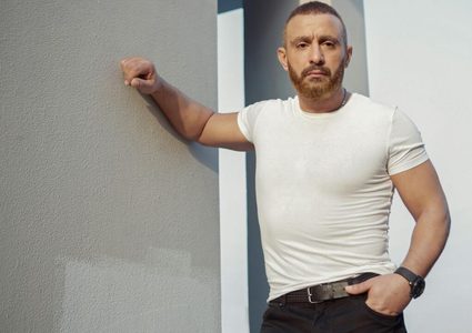 أحمد السقا يظهر بيد مصابة.. وبماذا فاجأ ابنته؟