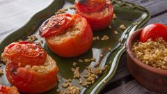 طماطم محشوة بالدجاج والفريكة