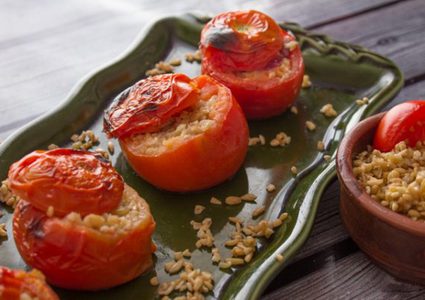 طماطم محشوة بالدجاج والفريكة