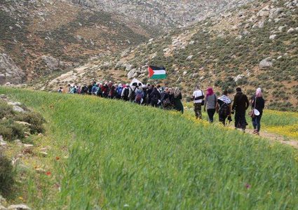 إصابة عدد من المواطنين واحتجاز آخرين خلال مشاركتهم في مسار بيئي