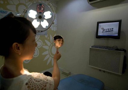 خلال دقائق.. غيِر شكل أنفك بـ"إبرة"