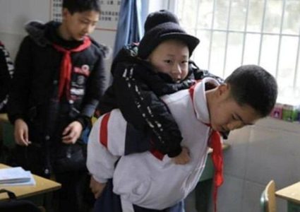 صداقة أغرب من الخيال.. يحمله يوميا طوال 6 سنوات