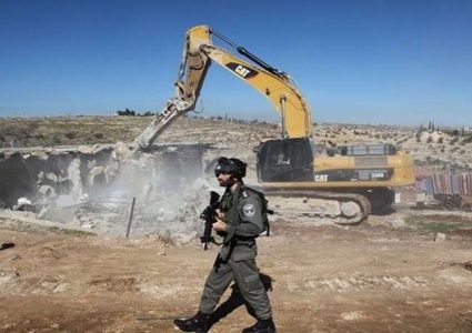 الخليل: قوات الاحتلال تداهم "خلة الضبع" وتصور مدرسة مهددة بالهدم