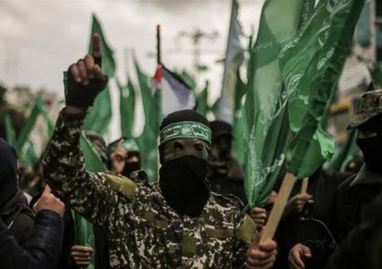 كاتب إسرائيلي: إسرائيل تسقط صفة "الإرهاب" عن حماس