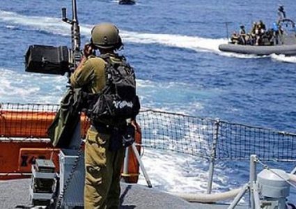 زوراق الاحتلال تستهدف الصيادين في بحر غزة