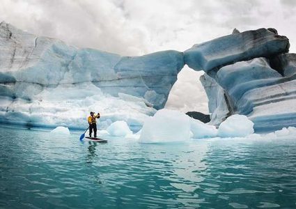 موجة "جليدية" ضخمة كادت تقتل سياحا في لحظة خاطفة