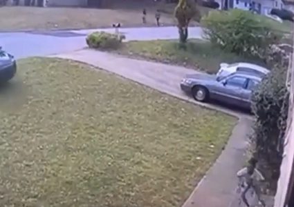 معجزة حقيقية تنقذ طفلة دهستها سيارة بسرعة جنونية!