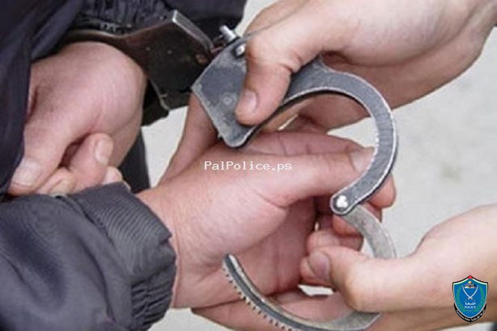 الشرطة تلقي القبض على شخص يشتبه به بالسرقة والتزوير