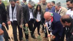 إحياء يوم الأرض بشق طرق زراعية وزراعة أشتال زيتون جنوب جنين
