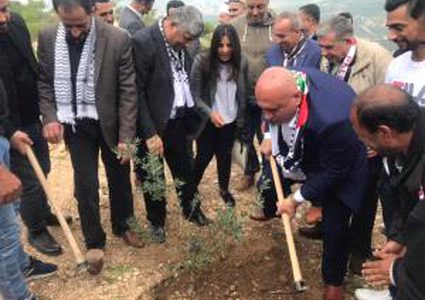 إحياء يوم الأرض بشق طرق زراعية وزراعة أشتال زيتون جنوب جنين