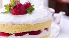 تورتة بالكريما والفراولة