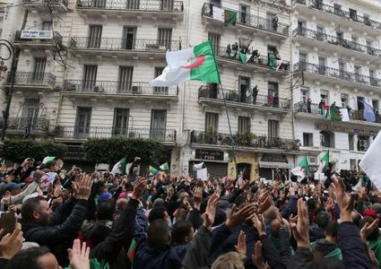 جمعة الجزائر السابعة تتجاوز بوتفليقة إلى "رموز النظام"