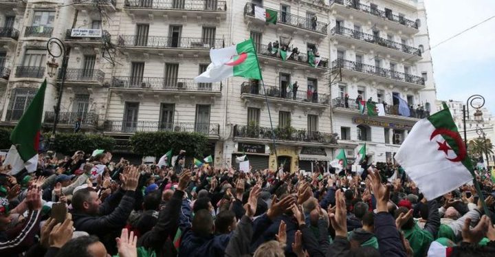 جمعة الجزائر السابعة تتجاوز بوتفليقة إلى "رموز النظام"