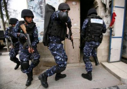 الشرطة تلقي القبض على مروج مخدرات في نابلس