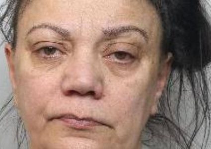 السجن 7 سنوات لموظفة احتالت على عجزة بأكثر من مليون دولار