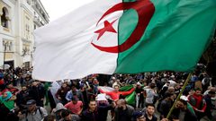 الجزائريون يتظاهرون ضد "الباءات الثلاث"