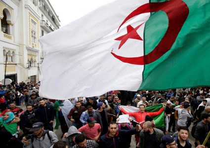 الجزائريون يتظاهرون ضد "الباءات الثلاث"
