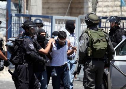الاحتلال يعتقل ثلاثة مقدسيين