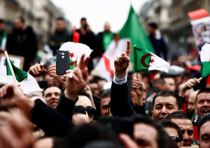 الجزائريون يوجهون رسالة للجيش في الجمعة الأولى بعد بوتفليقة