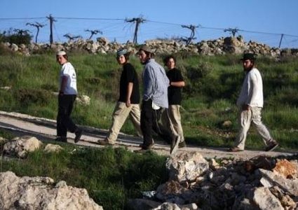 مستوطنون يغلقون طريق نابلس - جنين ويعتدون على مركبات المواطنين