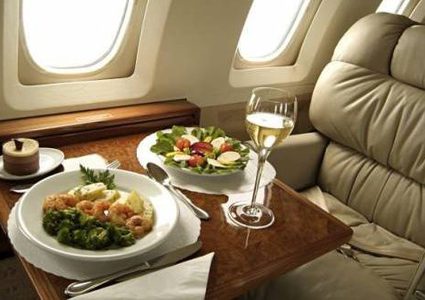 مسافر يحصل على مقعد في الدرجة الأولى دون أي عناء يذكر !