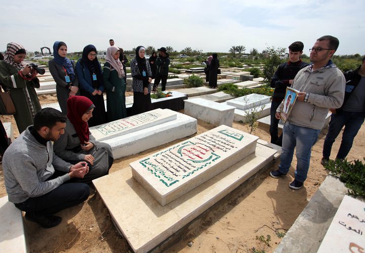 أقارب وصحفيون يشاركون في إحياء الذكرى الأولى لاستشهاد  الصحفي  الفلسطيني ياسر مرتجى ، في مدينة غزة في 06 أبريل 2019.استشهد مرتجى برصاص  قوات الاحتلال  الإسرائيلي خلال مسيرات العودة في شرق غزة  عام 2018.