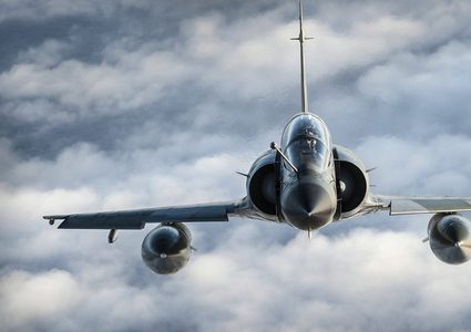 قذف راكب مدني من مقاتلة في الجو عن طريق الخطأ