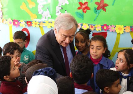 الأمين العام للأمم المتحدة يزور مخيم البقعة في الأردن