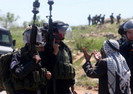 الاحتلال يعتقل مزارعا جنوب شرق طولكرم