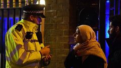 قتل زوجته خنقا.. وجلس في انتظار الشرطة !