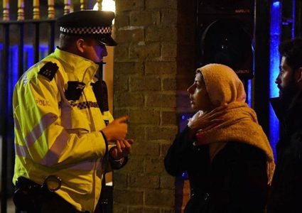 قتل زوجته خنقا.. وجلس في انتظار الشرطة !