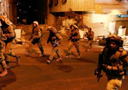قوات الاحتلال تقتحم بلدة حزما شرق القدس