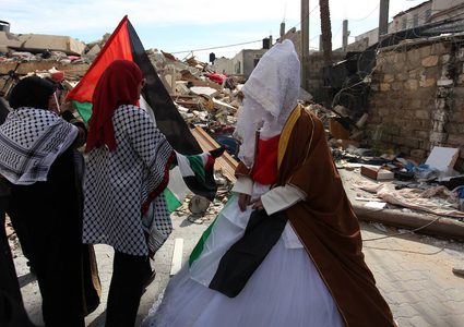 العروسه الفلسطينية شيماء الحويطي ، 20 عامًا ، تحضر حفل زفافها أمام بقايا منزلها ، في مدينة غزة في 5 أبريل ، 2019.