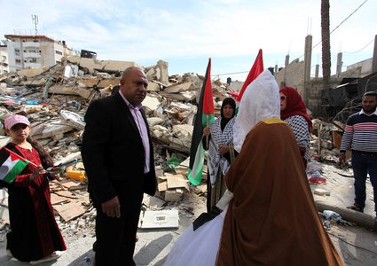 استبقت العروس مراسم زفافها برفع شارة النصر على أنقاض منزلها المدمر، الذي رفرف فوقه علم فلسطين.