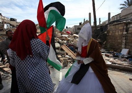 وقد هدمت طائرات الاحتلال منزل الحويطي الشهر الماضي.