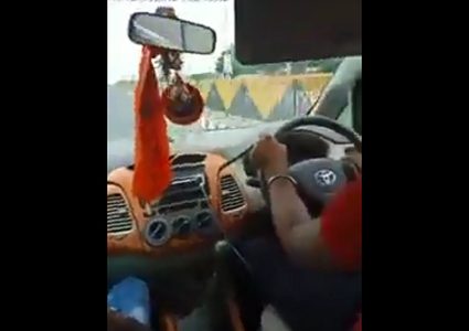 شبان يتعرضون لحادث سير مروع خلال بث مباشر!