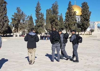 الاحتلال يبعد شابين مقدسيين عن المسجد الأقصى