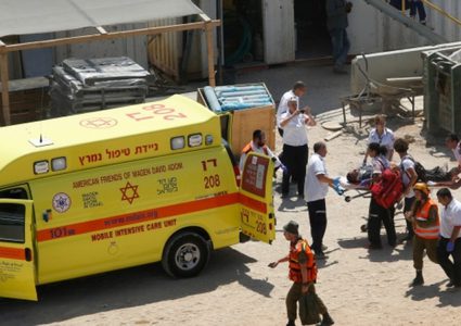 اصابة عامل بجروح خطيرة أثناء عمله في مدينة الرملة